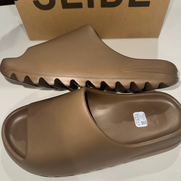 New Yeezy adidas slides core brown size 11 men’s - Picture 4 of 6